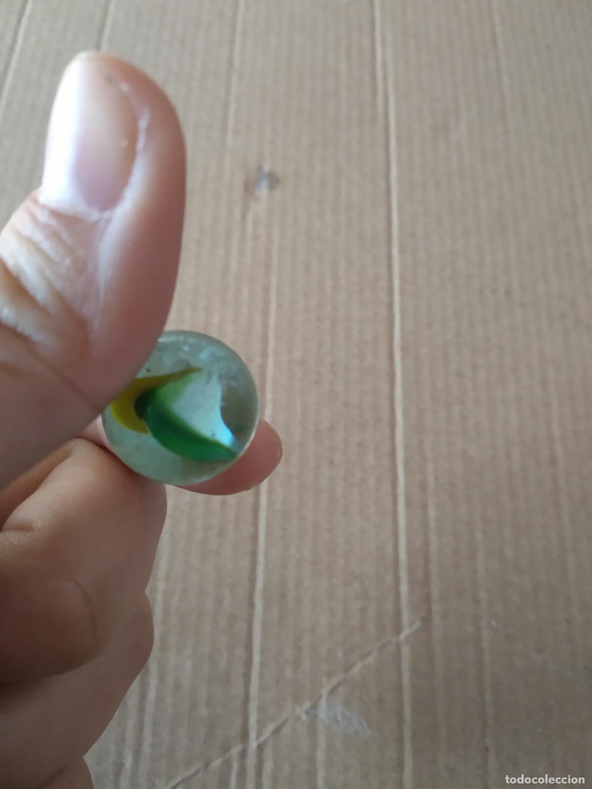 Juguetes antiguos y Juegos de colecci&oacute;n: CANICA BOLA DE JUGUETE COLOR BLANCO VERDE AMARILLO