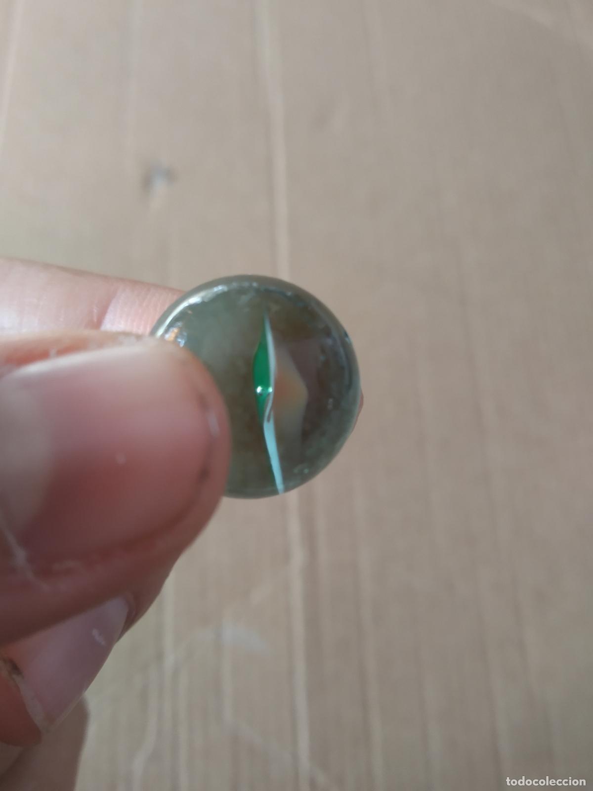 Juguetes antiguos y Juegos de colecci&oacute;n: CANICA BOLA DE JUGUETE COLOR BLANCO VERDE ROJO/MARR&Oacute;N