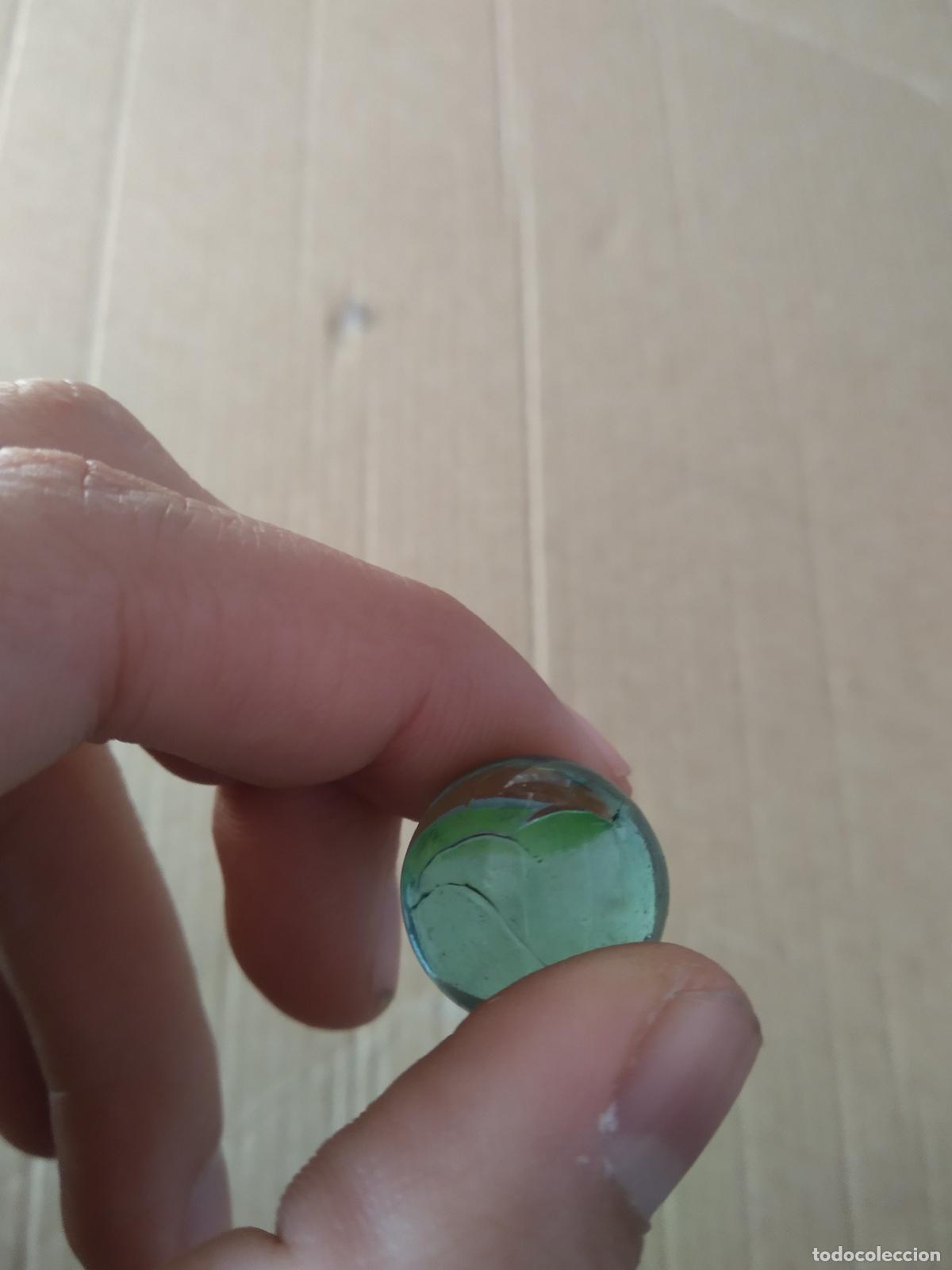 Juguetes antiguos y Juegos de colecci&oacute;n: CANICA BOLA DE JUGUETE COLOR BLANCO VERDE ROJO/MARR&Oacute;N