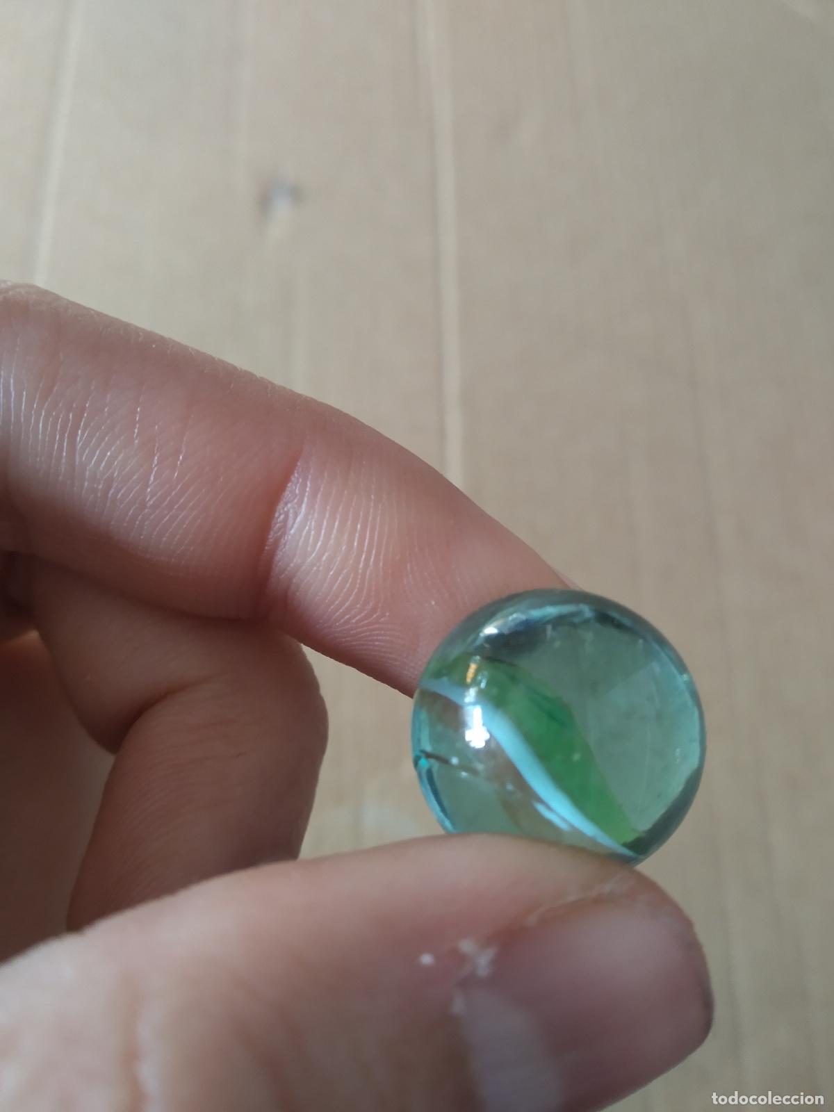 Juguetes antiguos y Juegos de colecci&oacute;n: CANICA BOLA DE JUGUETE COLOR BLANCO VERDE ROJO/MARR&Oacute;N