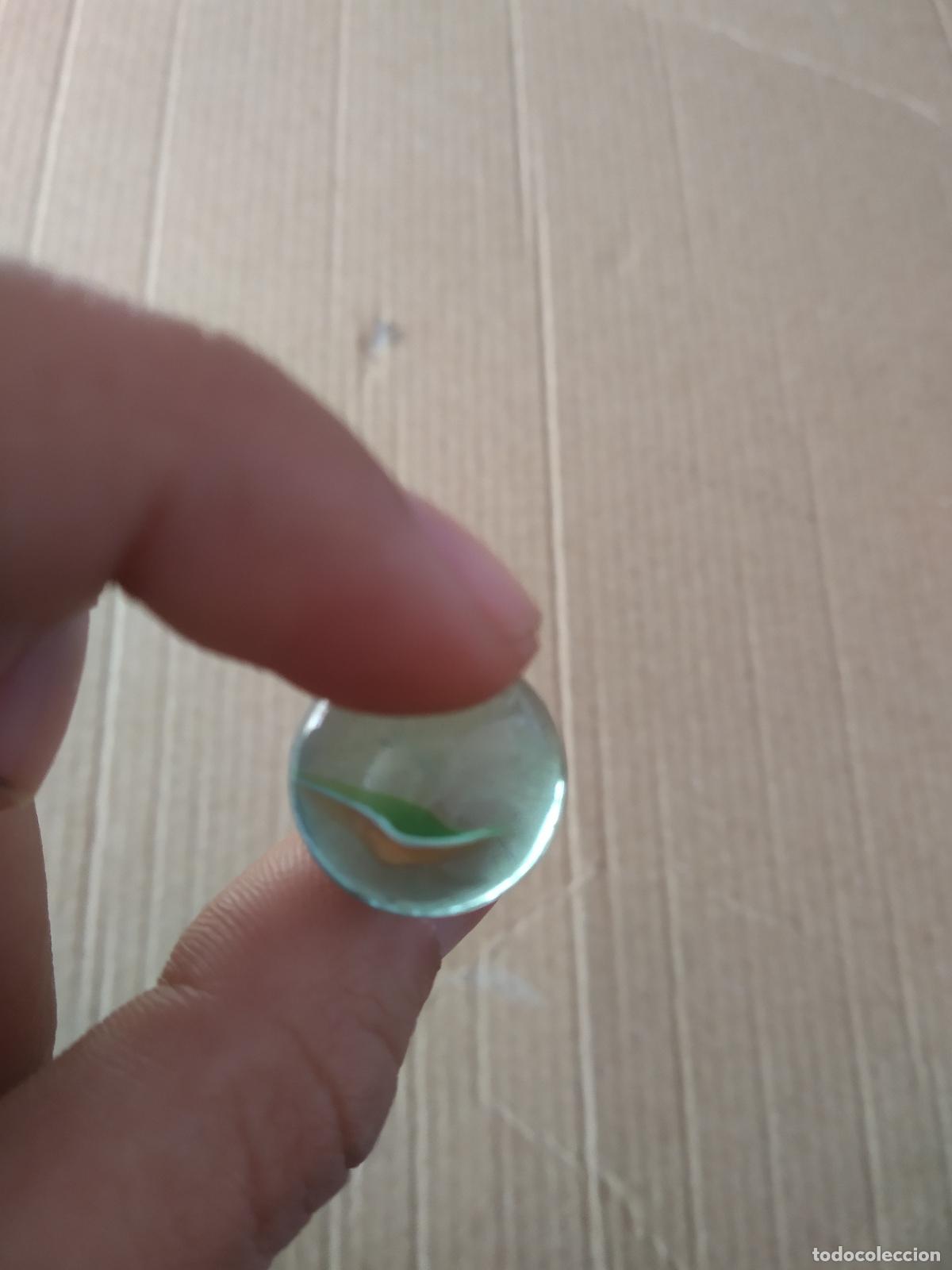 Juguetes antiguos y Juegos de colecci&oacute;n: CANICA BOLA DE JUGUETE COLOR BLANCO VERDE ROJO/MARR&Oacute;N