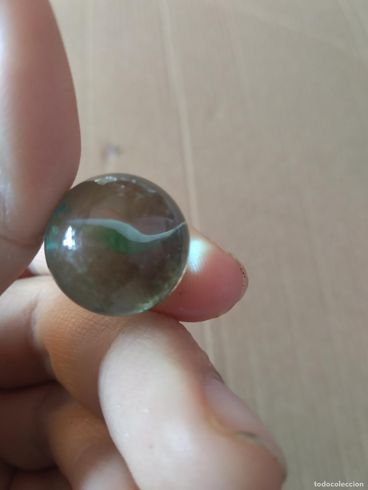 Juguetes antiguos y Juegos de colecci&oacute;n: CANICA BOLA DE JUGUETE COLOR BLANCO VERDE ROJO/MARR&Oacute;N