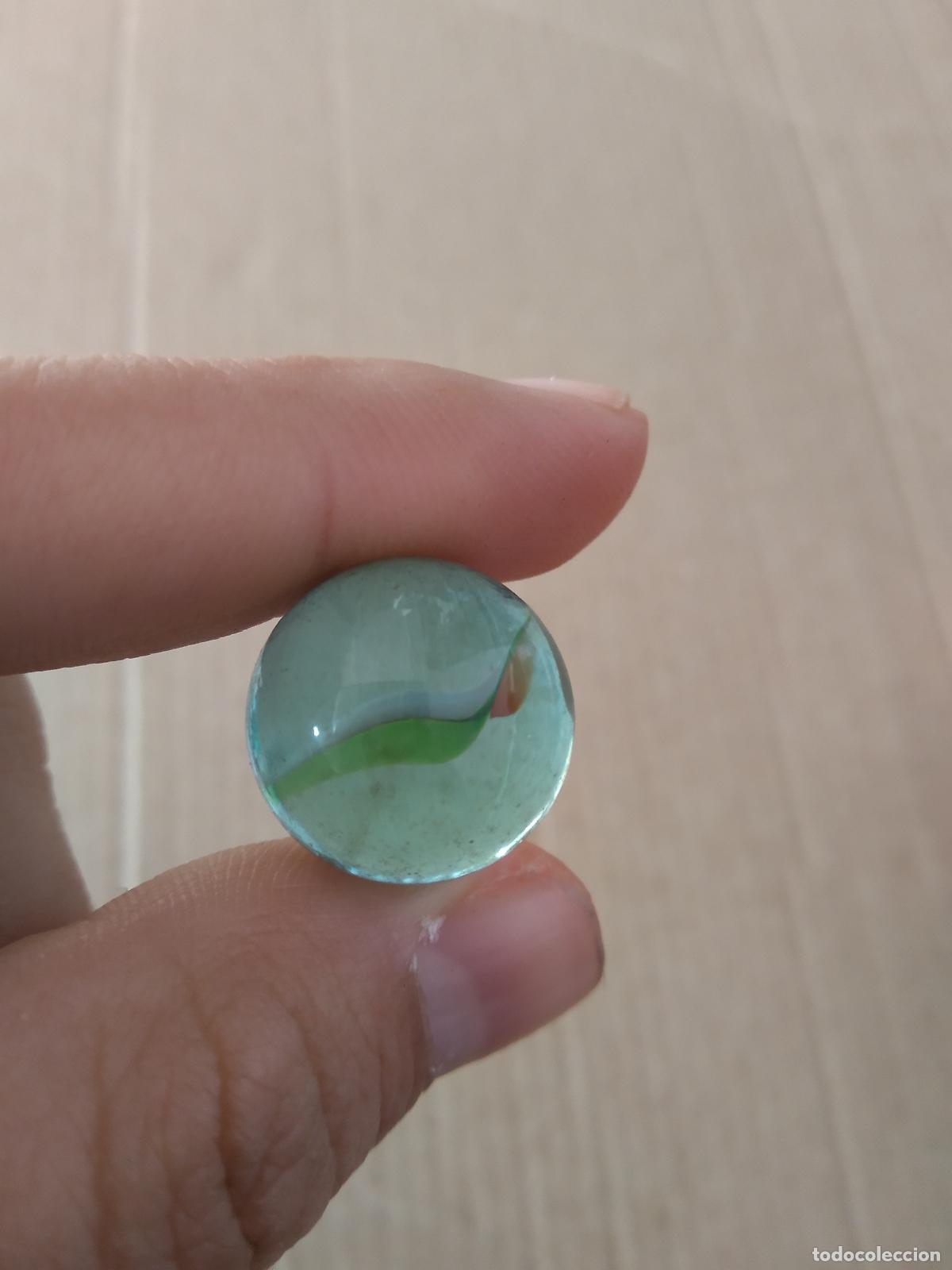 Juguetes antiguos y Juegos de colecci&oacute;n: CANICA BOLA DE JUGUETE COLOR BLANCO VERDE ROJO/MARR&Oacute;N