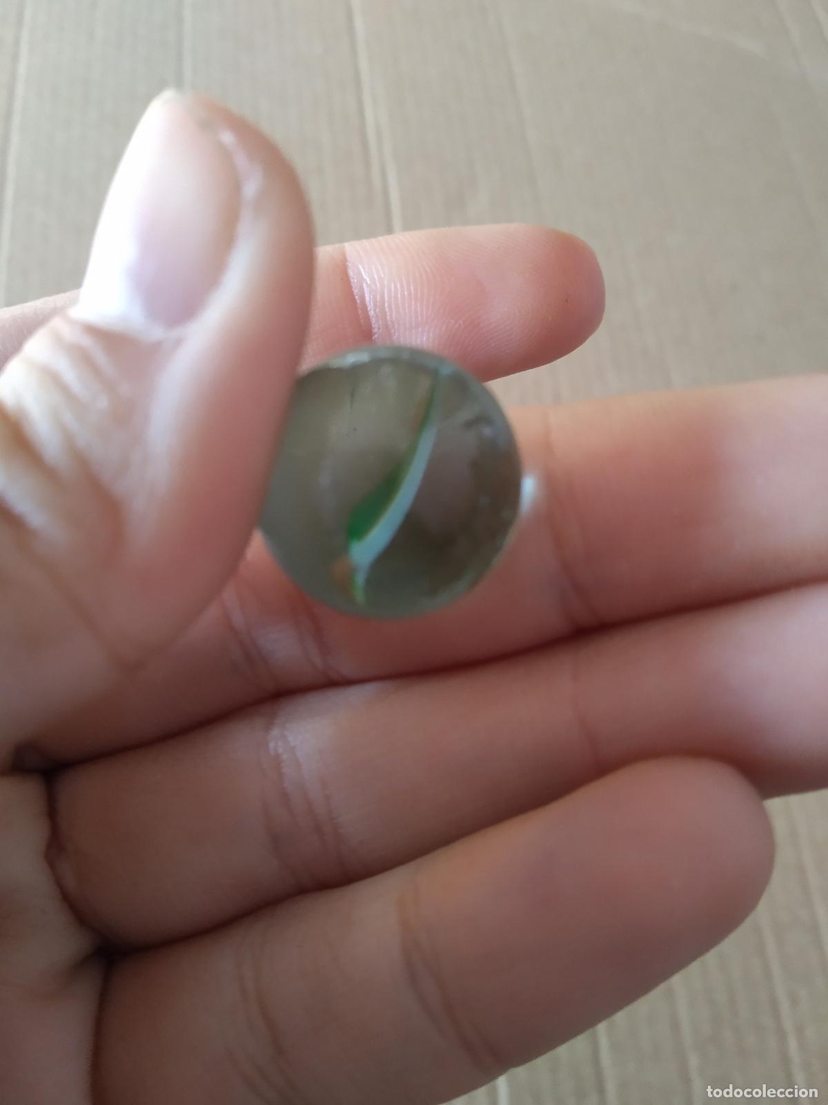 Juguetes antiguos y Juegos de colecci&oacute;n: CANICA BOLA DE JUGUETE COLOR BLANCO VERDE ROJO/MARR&Oacute;N