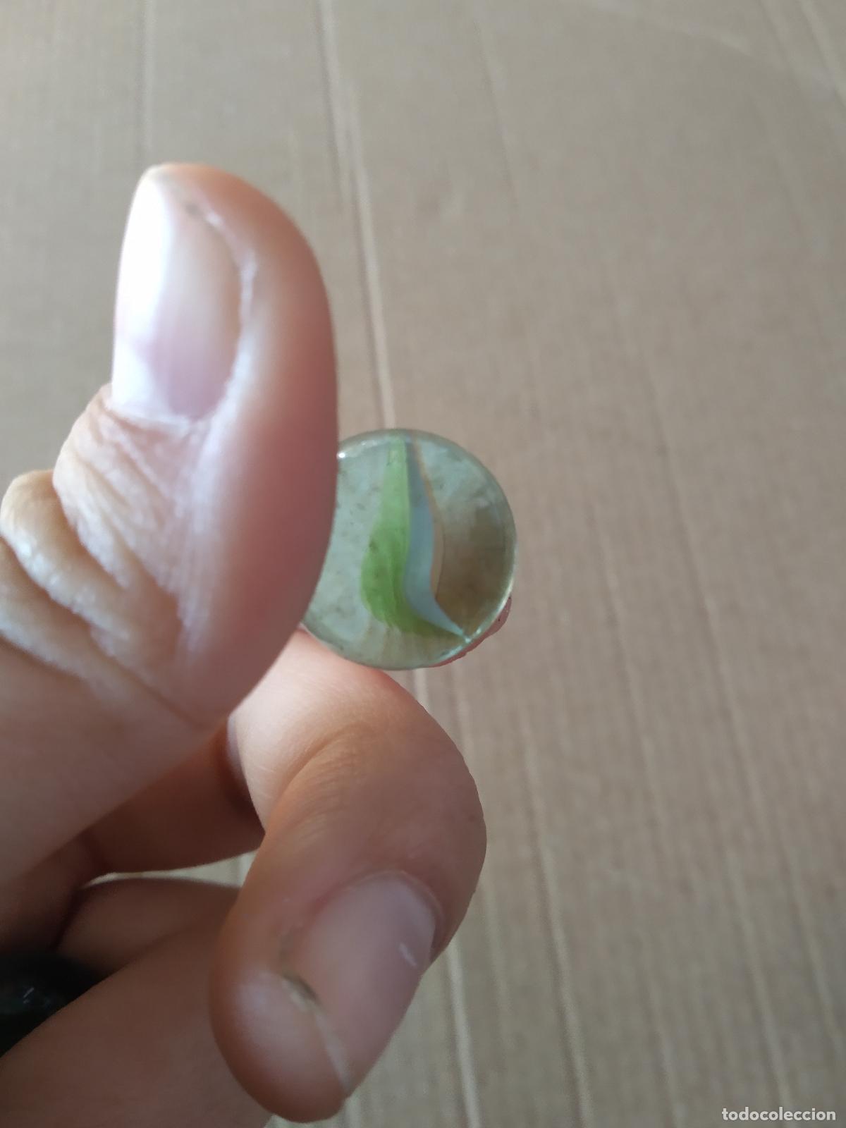 Juguetes antiguos y Juegos de colecci&oacute;n: CANICA BOLA DE JUGUETE COLOR BLANCO VERDE ROJO/MARR&Oacute;N
