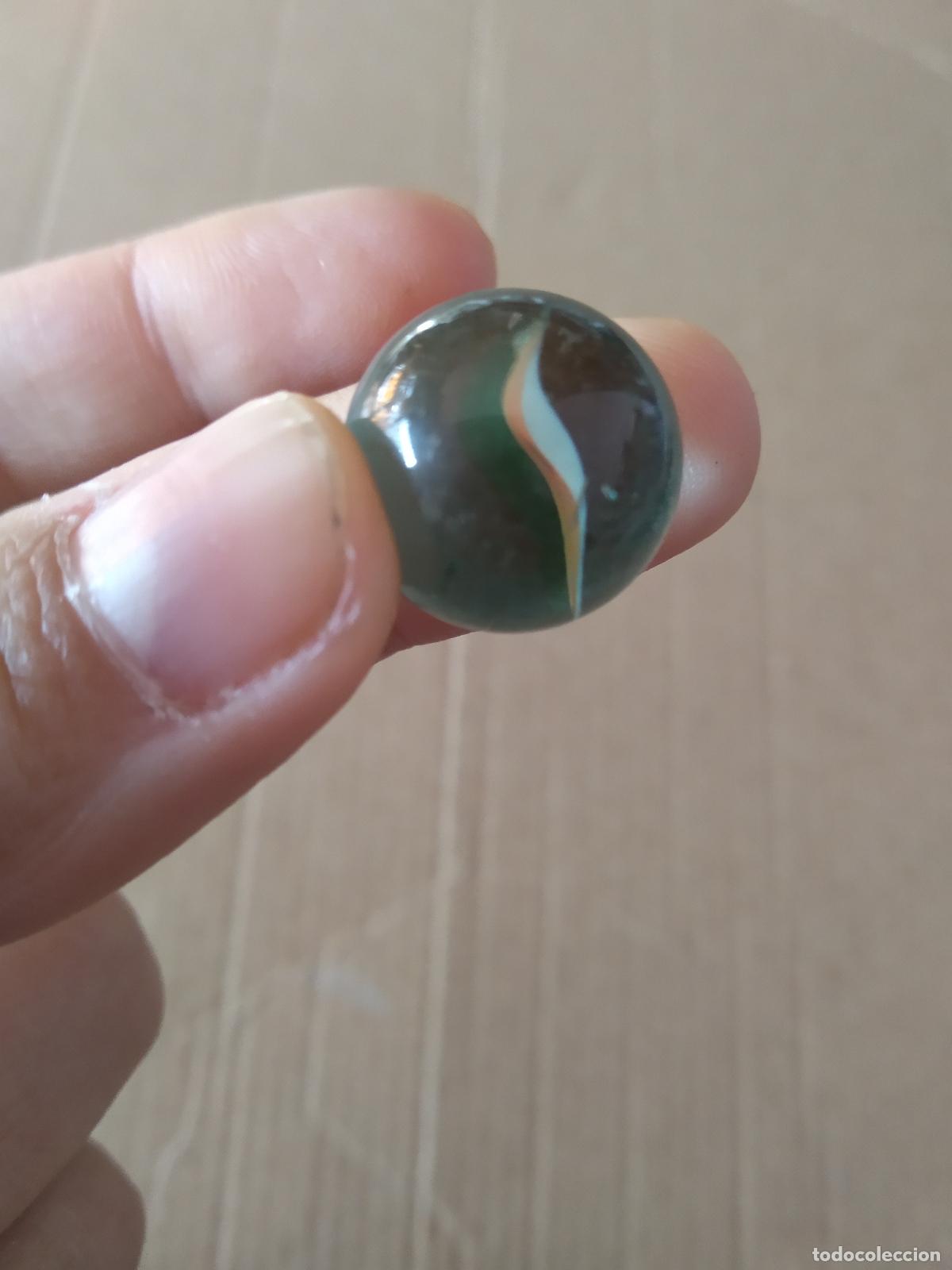 Juguetes antiguos y Juegos de colecci&oacute;n: CANICA BOLA DE JUGUETE COLOR BLANCO VERDE ROJO/MARR&Oacute;N