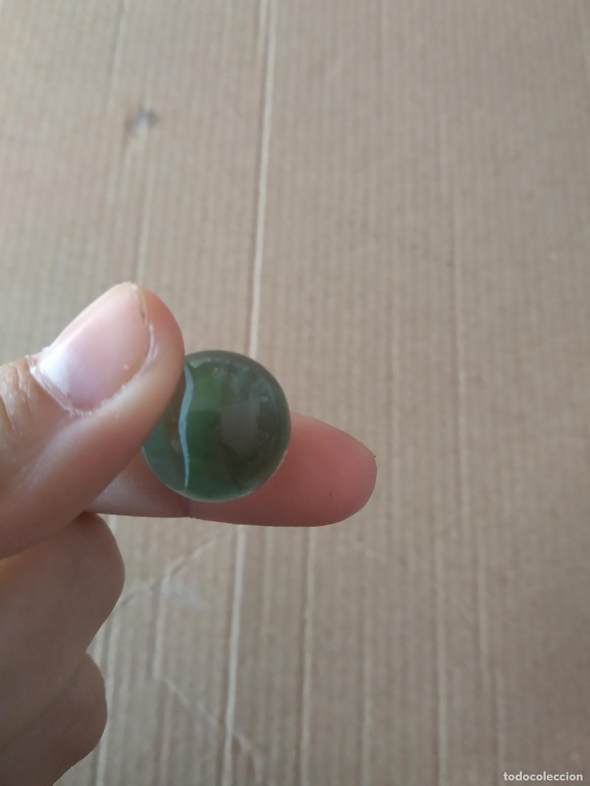 Juguetes antiguos y Juegos de colecci&oacute;n: CANICA BOLA DE JUGUETE COLOR BLANCO VERDE ROJO/MARR&Oacute;N