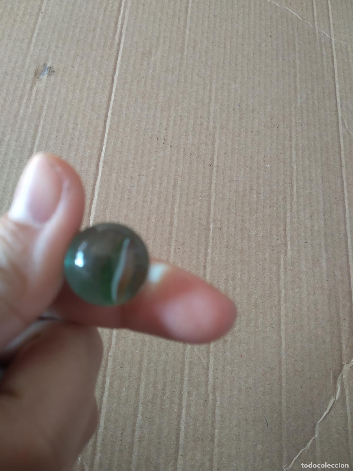 Juguetes antiguos y Juegos de colecci&oacute;n: CANICA BOLA DE JUGUETE COLOR BLANCO VERDE ROJO/MARR&Oacute;N