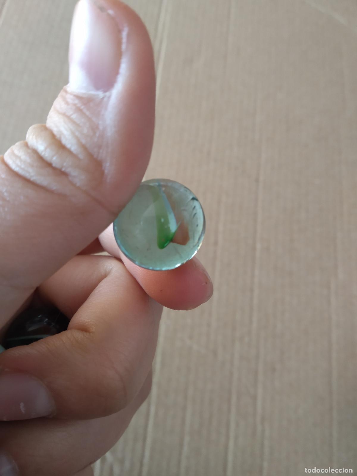 Juguetes antiguos y Juegos de colecci&oacute;n: CANICA BOLA DE JUGUETE COLOR BLANCO VERDE ROJO/MARR&Oacute;N