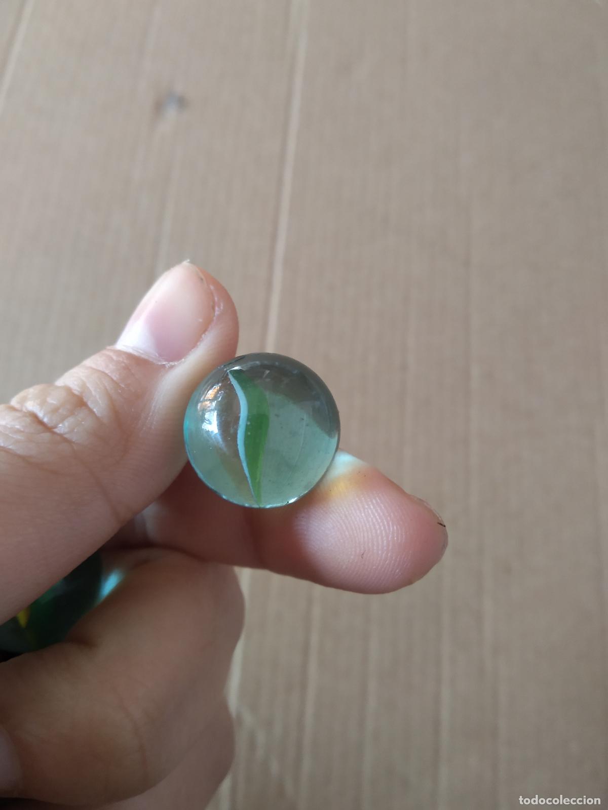 Juguetes antiguos y Juegos de colecci&oacute;n: CANICA BOLA DE JUGUETE COLOR BLANCO VERDE ROJO/MARR&Oacute;N