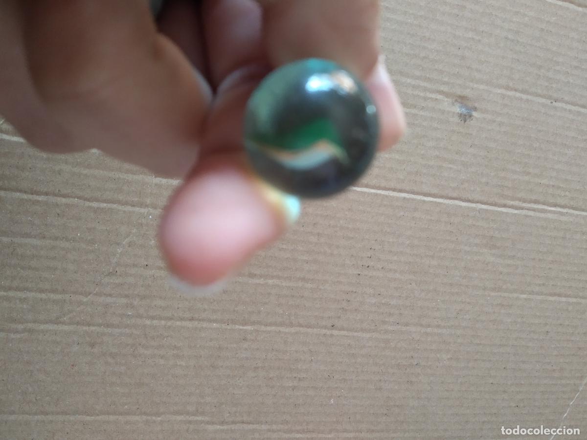 Juguetes antiguos y juegos de colecci&oacute;n: CANICA BOLA DE JUGUETE COLOR BLANCO VERDE ROJO/MARR&Oacute;N