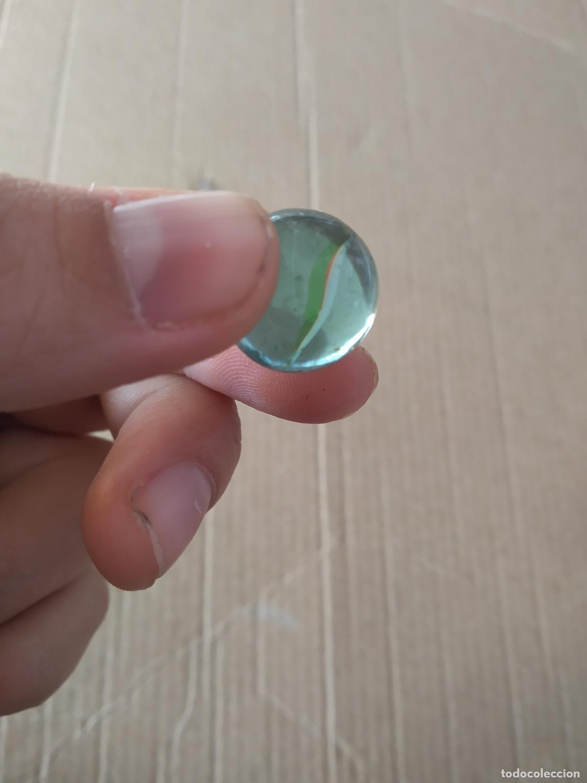 Juguetes antiguos y Juegos de colecci&oacute;n: CANICA BOLA DE JUGUETE COLOR BLANCO VERDE ROJO/MARR&Oacute;N