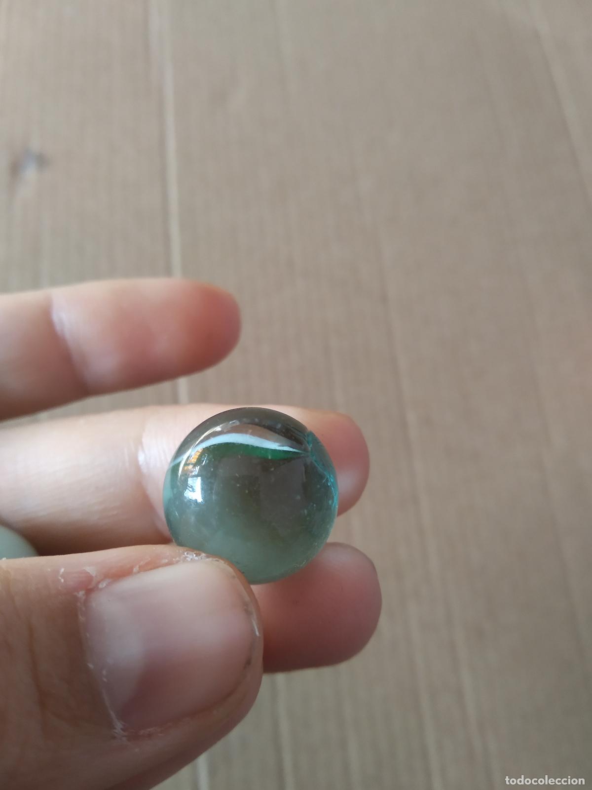 Juguetes antiguos y Juegos de colecci&oacute;n: CANICA BOLA DE JUGUETE COLOR BLANCO VERDE ROJO/MARR&Oacute;N