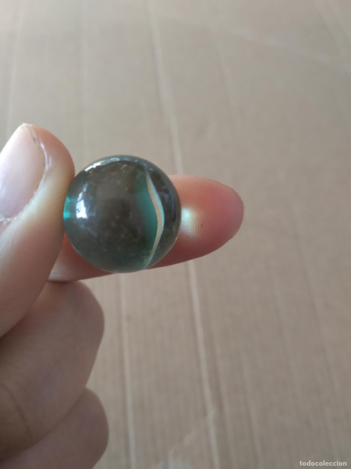 Juguetes antiguos y Juegos de colecci&oacute;n: CANICA BOLA DE JUGUETE COLOR BLANCO VERDE ROJO/MARR&Oacute;N