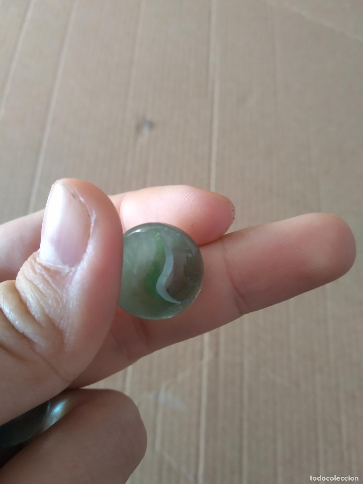 Juguetes antiguos y Juegos de colecci&oacute;n: CANICA BOLA DE JUGUETE COLOR BLANCO VERDE ROJO/MARR&Oacute;N