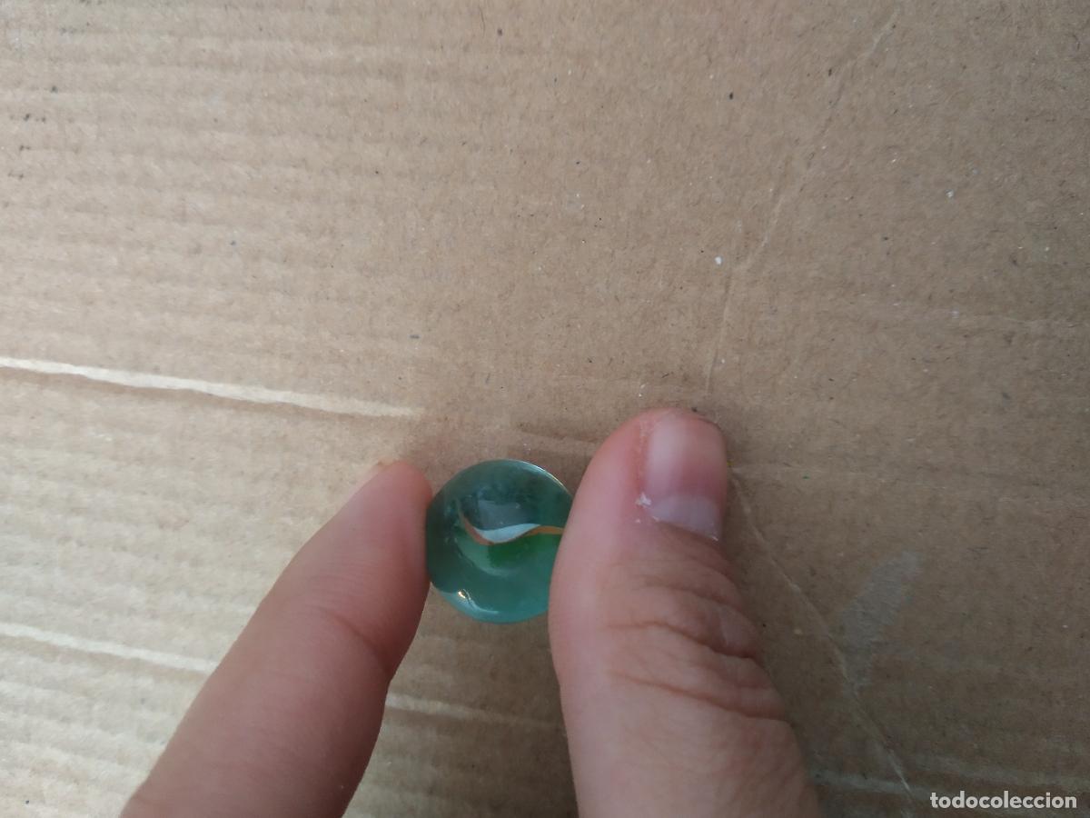 Juguetes antiguos y Juegos de colecci&oacute;n: CANICA BOLA DE JUGUETE COLOR BLANCO VERDE ROJO/MARR&Oacute;N