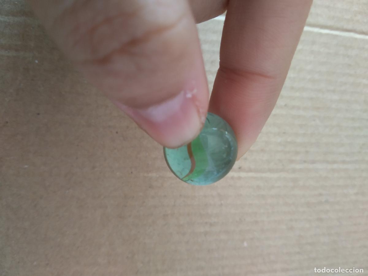 Juguetes antiguos y Juegos de colecci&oacute;n: CANICA BOLA DE JUGUETE COLOR BLANCO VERDE ROJO/MARR&Oacute;N