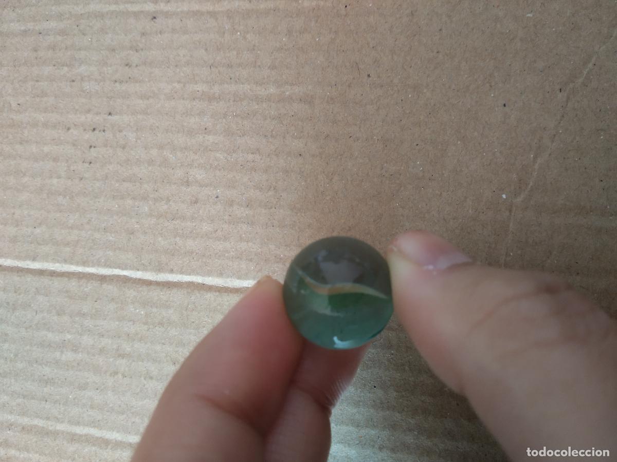 Juguetes antiguos y Juegos de colecci&oacute;n: CANICA BOLA DE JUGUETE COLOR BLANCO VERDE ROJO/MARR&Oacute;N