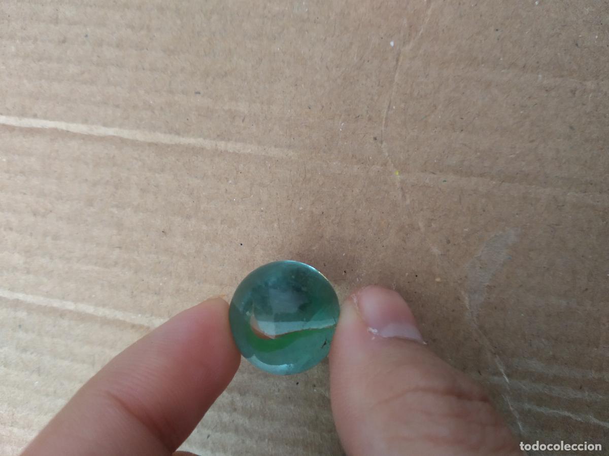 Juguetes antiguos y Juegos de colecci&oacute;n: CANICA BOLA DE JUGUETE COLOR BLANCO VERDE ROJO/MARR&Oacute;N