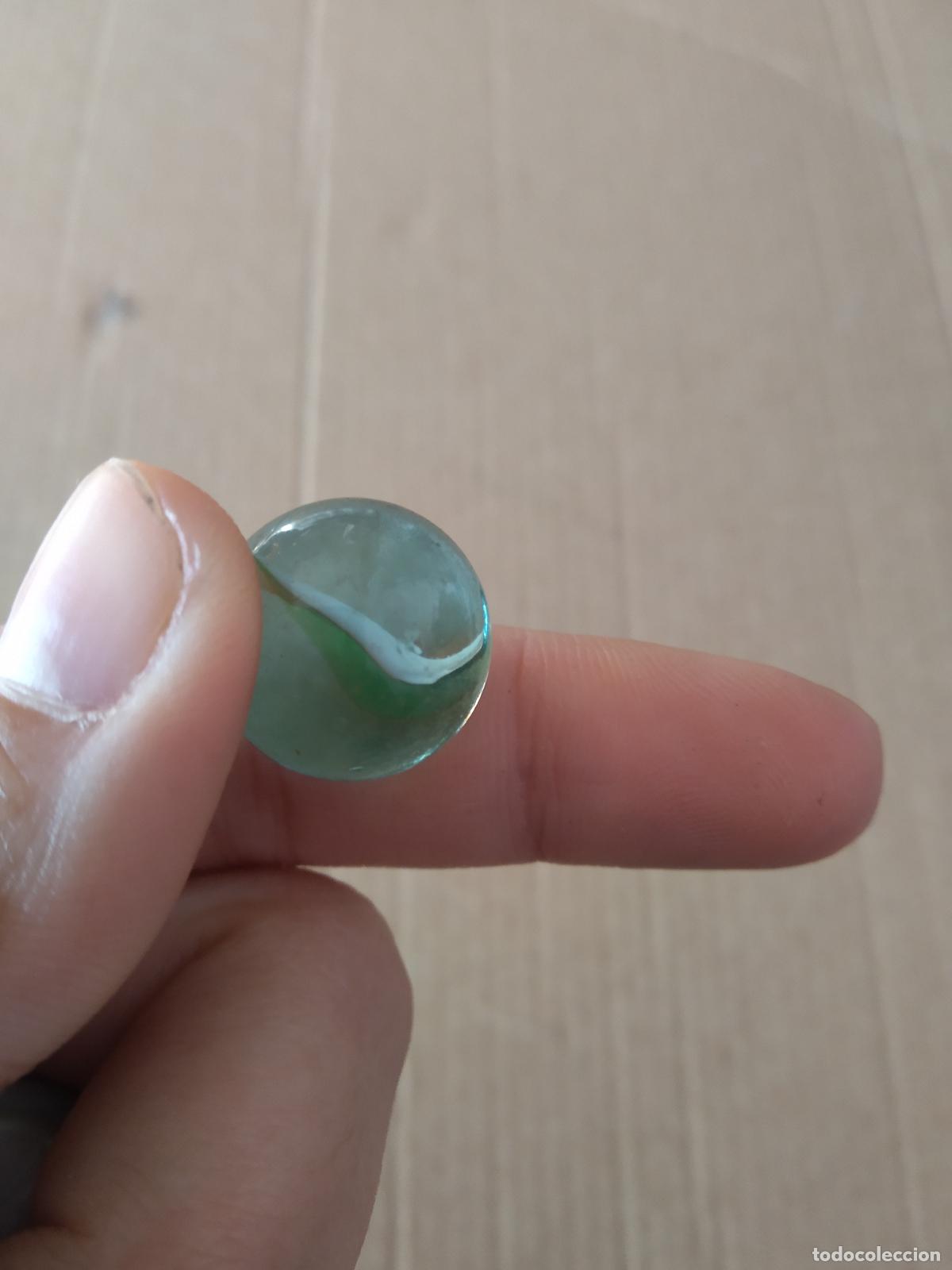 Juguetes antiguos y Juegos de colecci&oacute;n: CANICA BOLA DE JUGUETE COLOR BLANCO VERDE ROJO/MARR&Oacute;N
