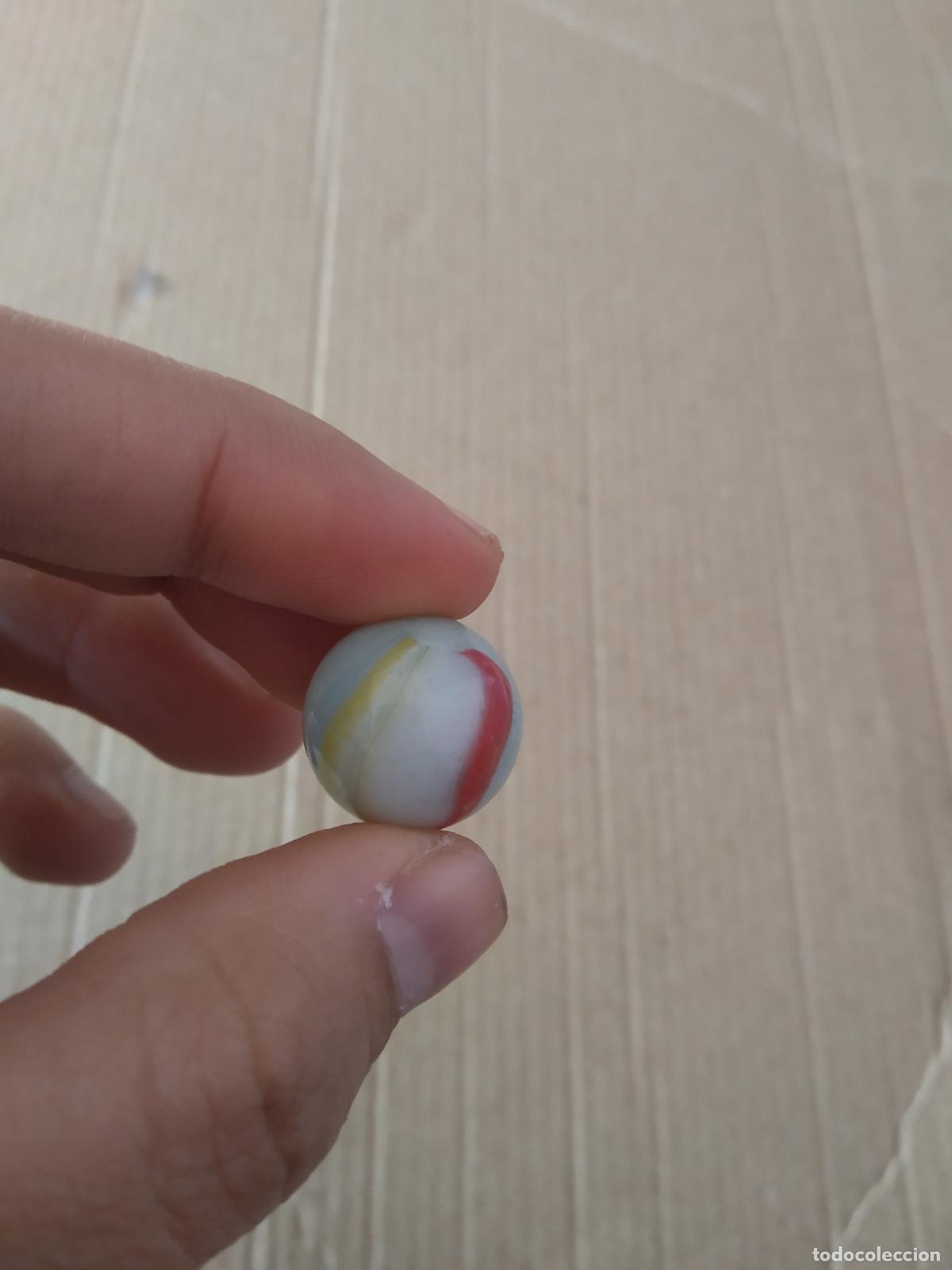 Juguetes antiguos y Juegos de colecci&oacute;n: CANICA BOLA DE JUGUETE COLOR ROJO AMARILLO AZUL