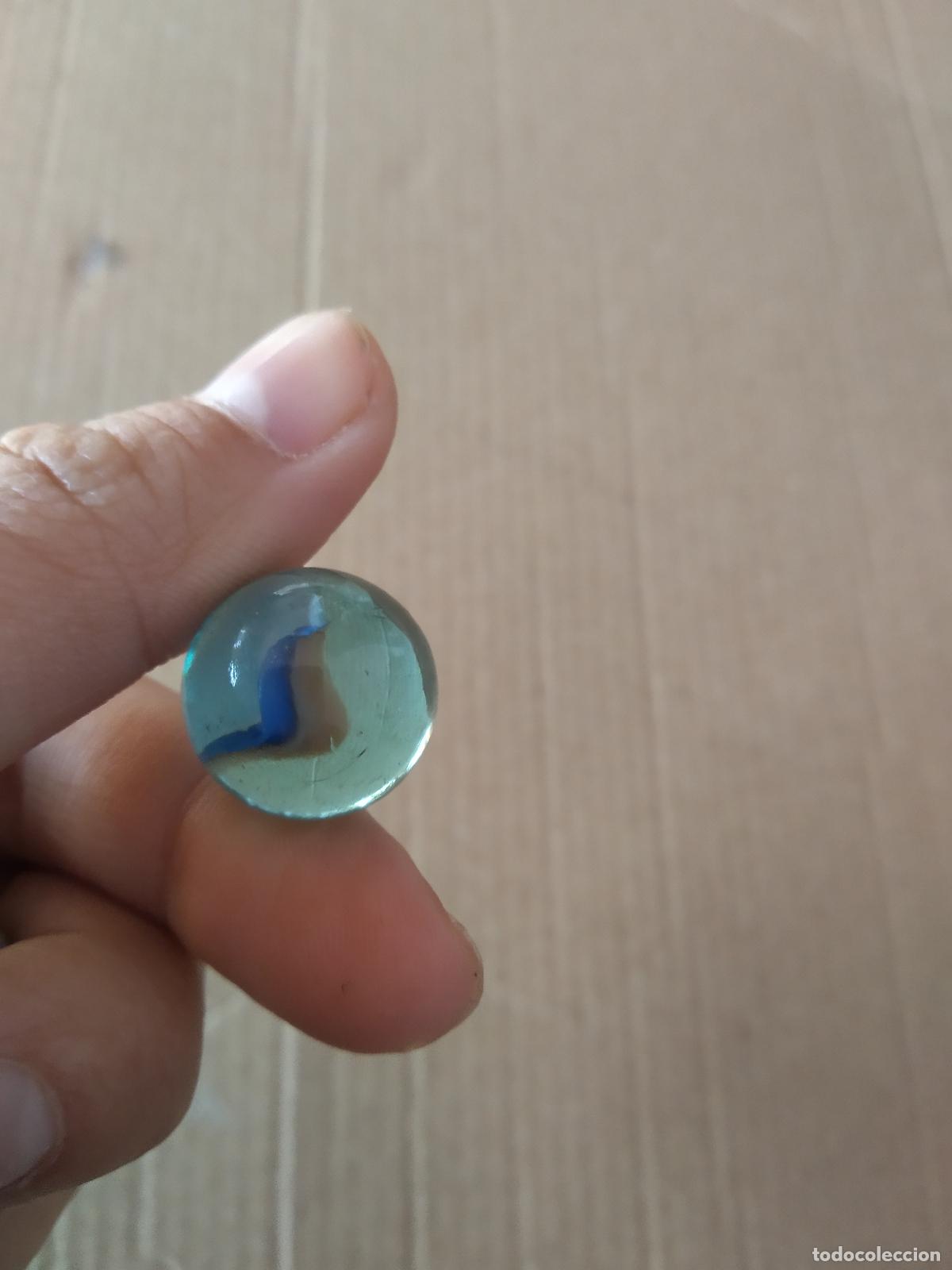 Juguetes antiguos y Juegos de colecci&oacute;n: CANICA BOLA DE JUGUETE COLOR AZUL ROJO BLANCO