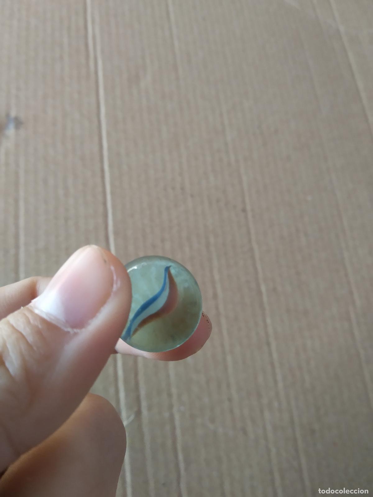 Juguetes antiguos y Juegos de colecci&oacute;n: CANICA BOLA DE JUGUETE COLOR AZUL ROJO BLANCO