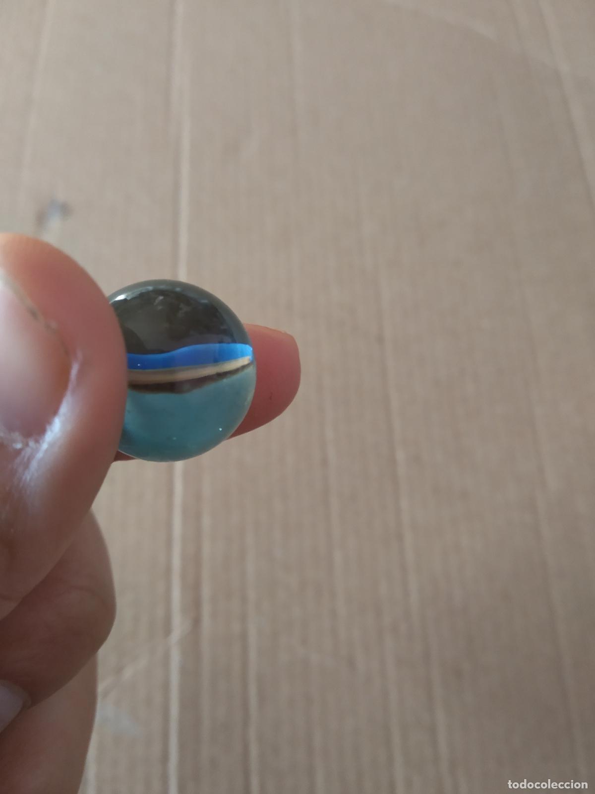 Juguetes antiguos y Juegos de colecci&oacute;n: CANICA BOLA DE JUGUETE COLOR AZUL ROJO BLANCO