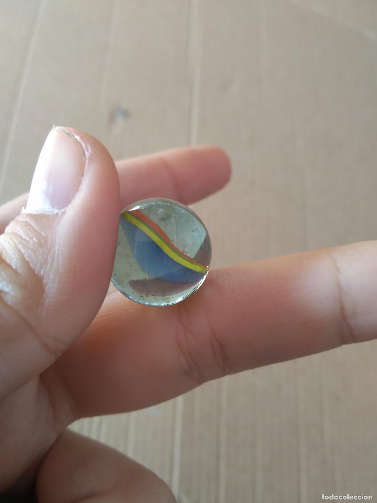 Juguetes antiguos y Juegos de colecci&oacute;n: CANICA BOLA DE JUGUETE COLOR AZUL ROJO AMARILLO