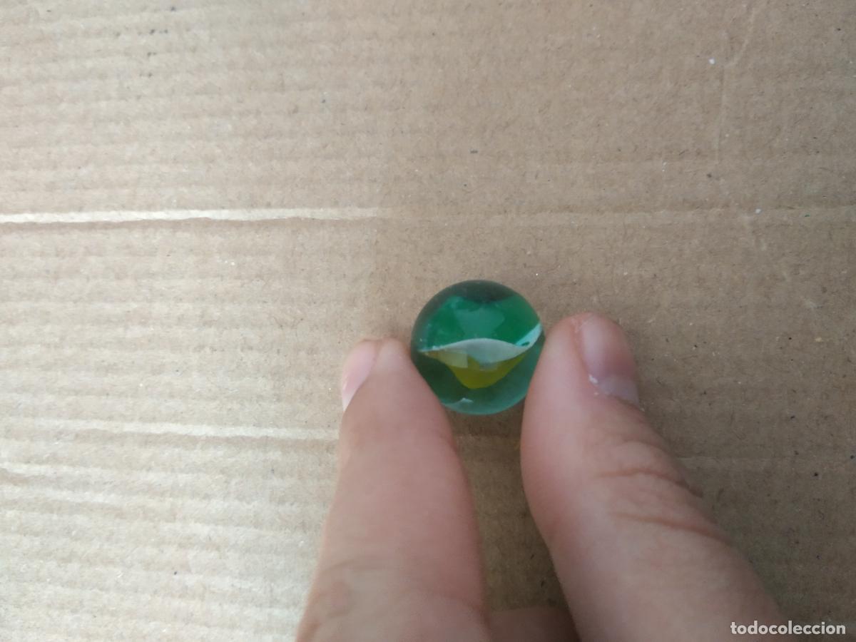 Juguetes antiguos y Juegos de colecci&oacute;n: CANICA BOLA DE JUGUETE COLOR VERDE AMARILLO BLANCO