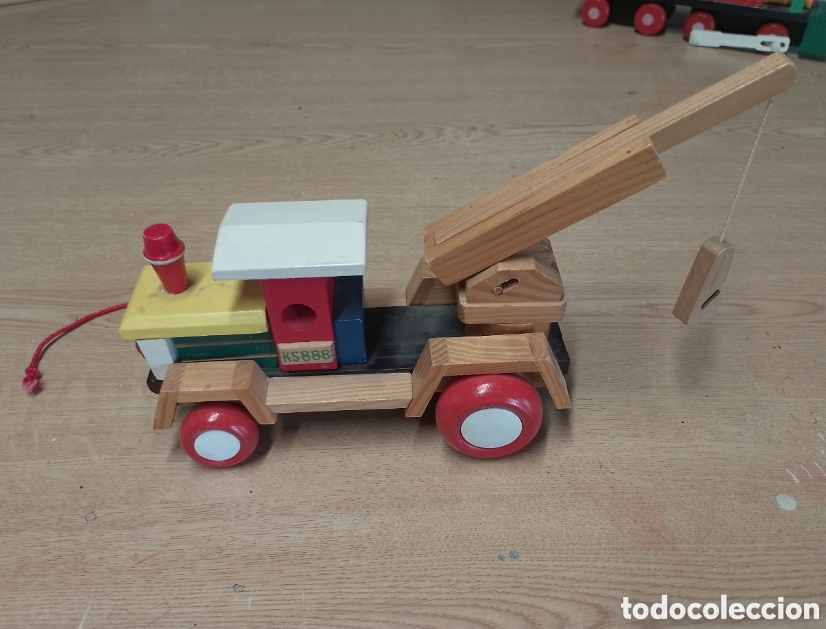 Juguetes antiguos y Juegos de colecci&oacute;n: Antiguo cami&oacute;n gr&uacute;a de juguete en madera. A&ntilde;os 1970.