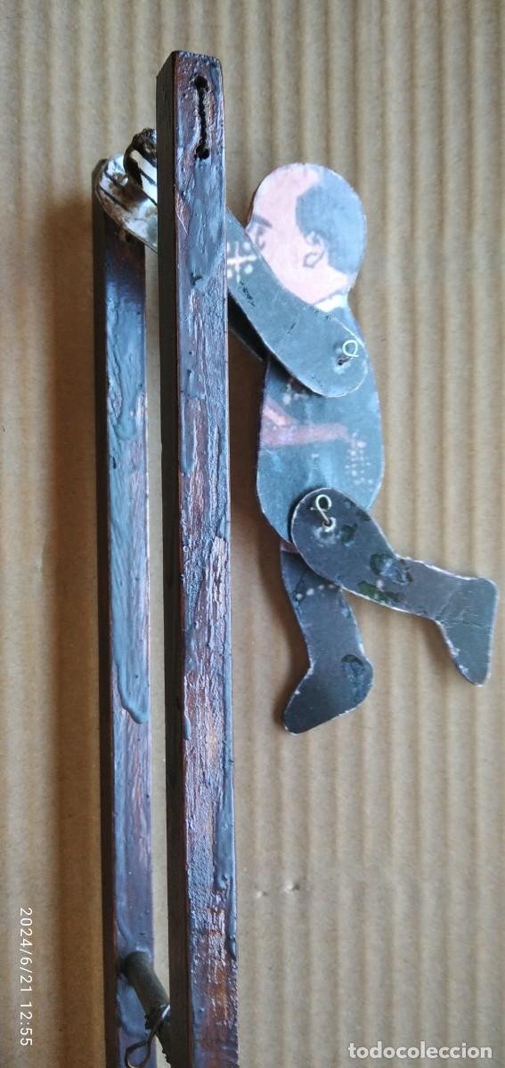 Juguetes antiguos y Juegos de colecci&oacute;n: ANTIGUA MARIONETA ARTICULADA,FIGURA GENERAL FRANCO,COLUMPIO SOBRE PEANA DE MADERA (VER DESCRIPCI&Oacute;N