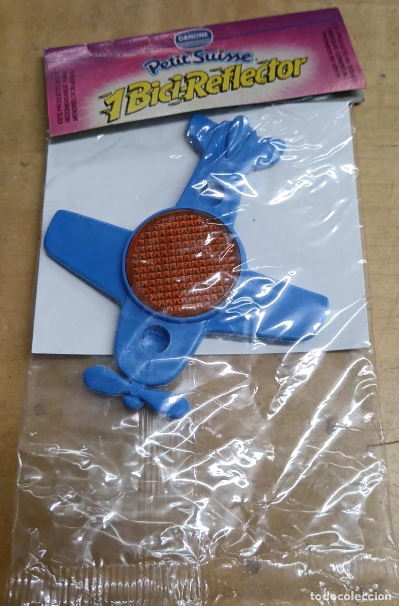 Juguetes antiguos y Juegos de colecci&oacute;n: BICI-REFLECTOR AVI&Oacute;N AZUL PETIT SUISSE DANONE SIN ABRIR