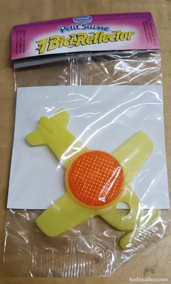 Juguetes antiguos y Juegos de colecci&oacute;n: BICI-REFLECTOR AVI&Oacute;N AMARILLO PETIT SUISSE DANONE SIN ABRIR