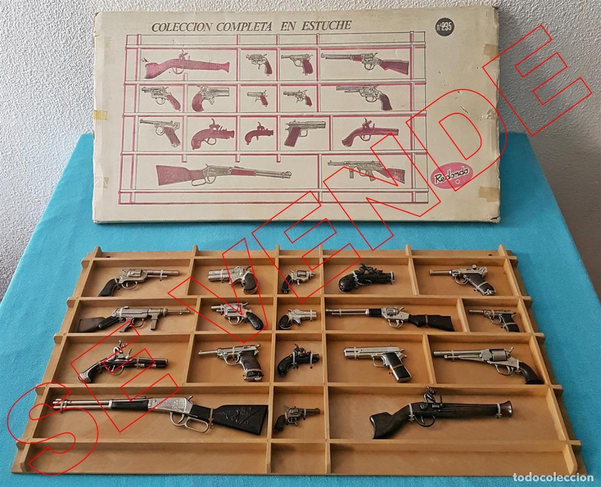 Juguetes antiguos y juegos de colecci&oacute;n: Colecci&oacute;n completa de pistolas miniatura detonadoras Redondo en expositor y caja original
