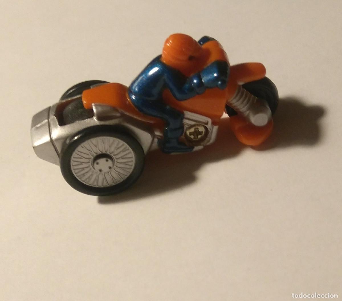 Juguetes antiguos y Juegos de colecci&oacute;n: hot wheels friccion naranja azul Plastico Motorcycle moto y piloto Stunt Rider Micro Madnetics 2006