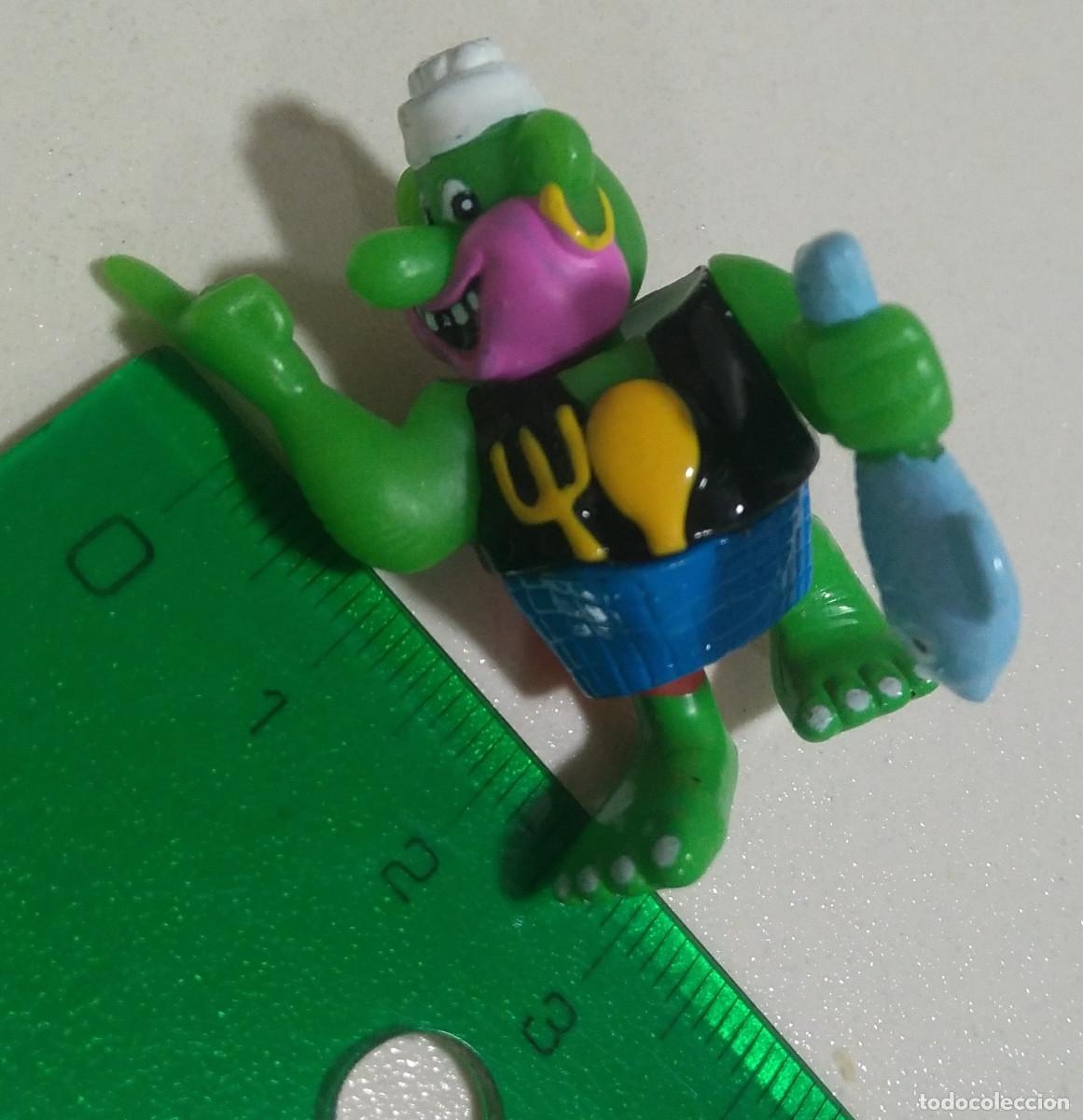 Juguetes antiguos y Juegos de colecci&oacute;n: figurita figura alien verde marciano cocinero pescadero pescado marinero marino pez miniatura mu&ntilde;eco