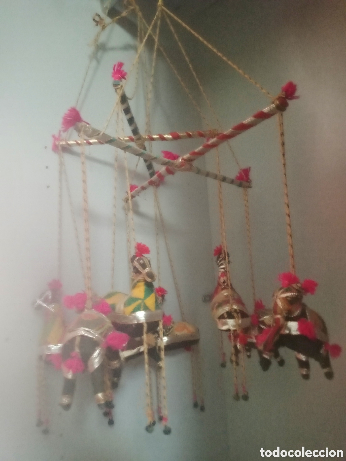 Juguetes antiguos y Juegos de colecci&oacute;n: 8 Mu&ntilde;ecos de trapo. Caballos y elefantes orientales. India, Rajastan. Teatro, titiriteros