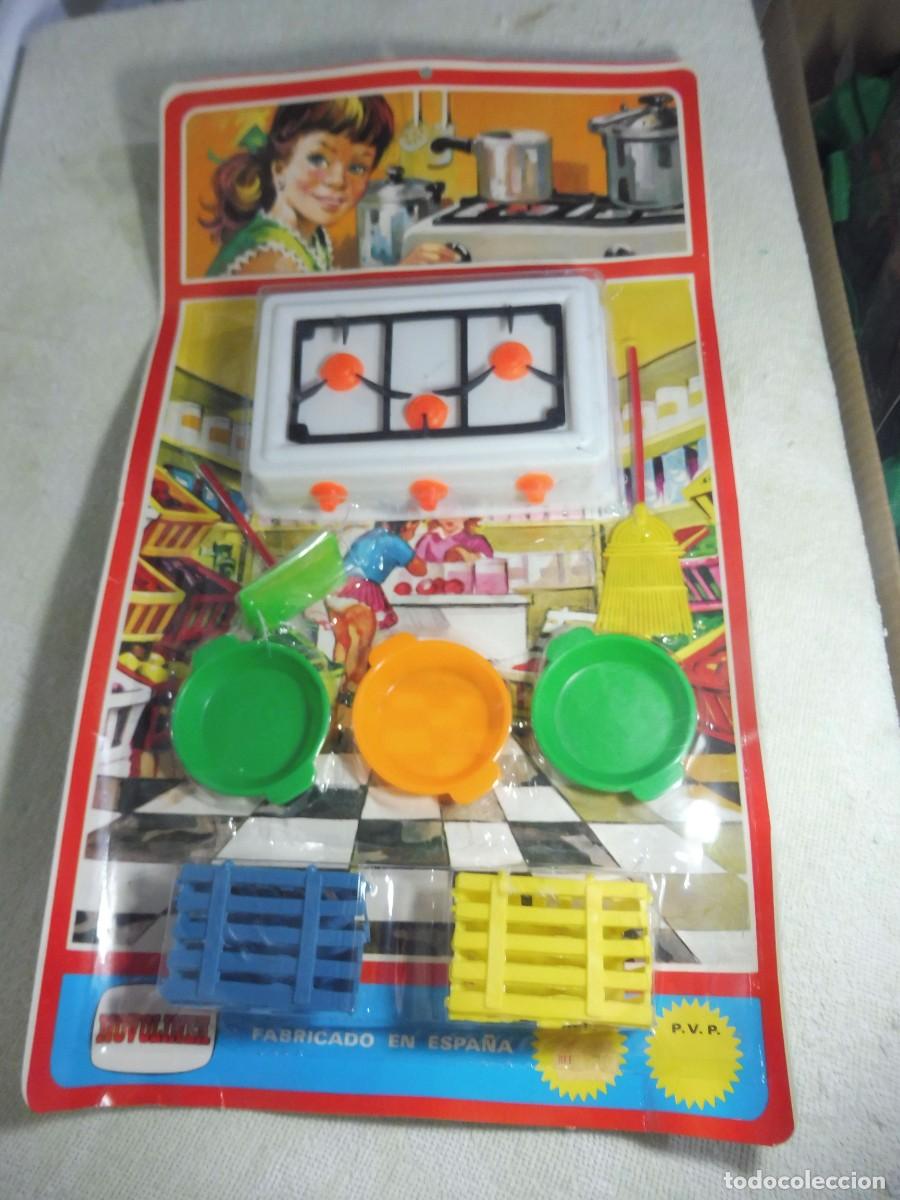 Juguetes antiguos y Juegos de colecci&oacute;n: Blister cocina con cacharritos, escoba y recogedor ref. 28, Novol&iacute;nea