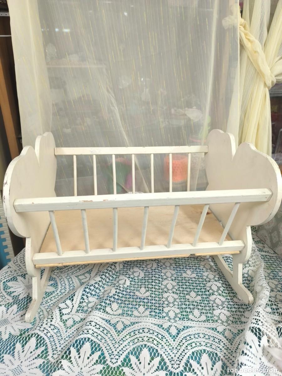 Juguetes antiguos y juegos de colecci&oacute;n: cama de mu&ntilde;eca de madera - Foto 2
