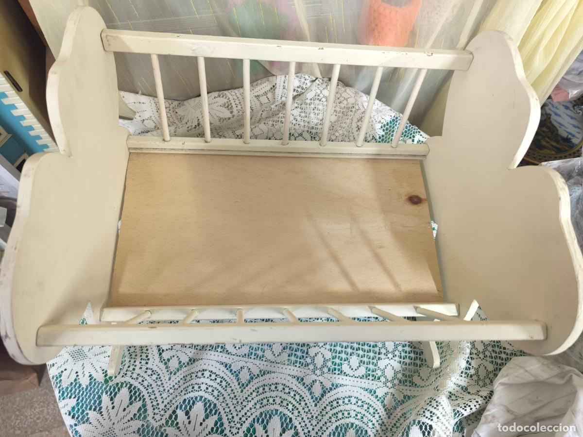 Juguetes antiguos y juegos de colecci&oacute;n: cama de mu&ntilde;eca de madera - Foto 3