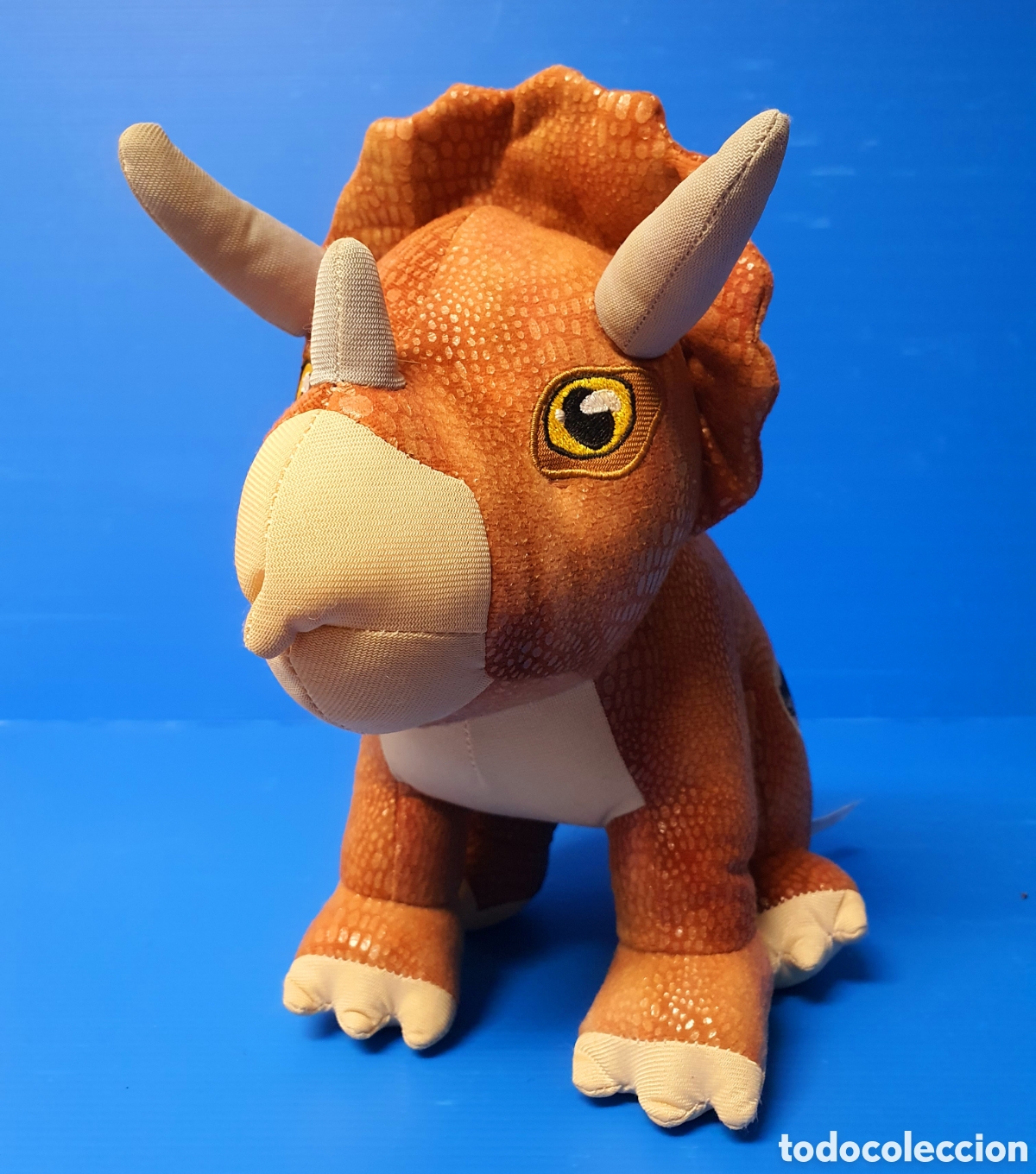 Juguetes antiguos y Juegos de colecci&oacute;n: PELUCHE TRICERATOPS JURASSIC WORLD ORIGINAL