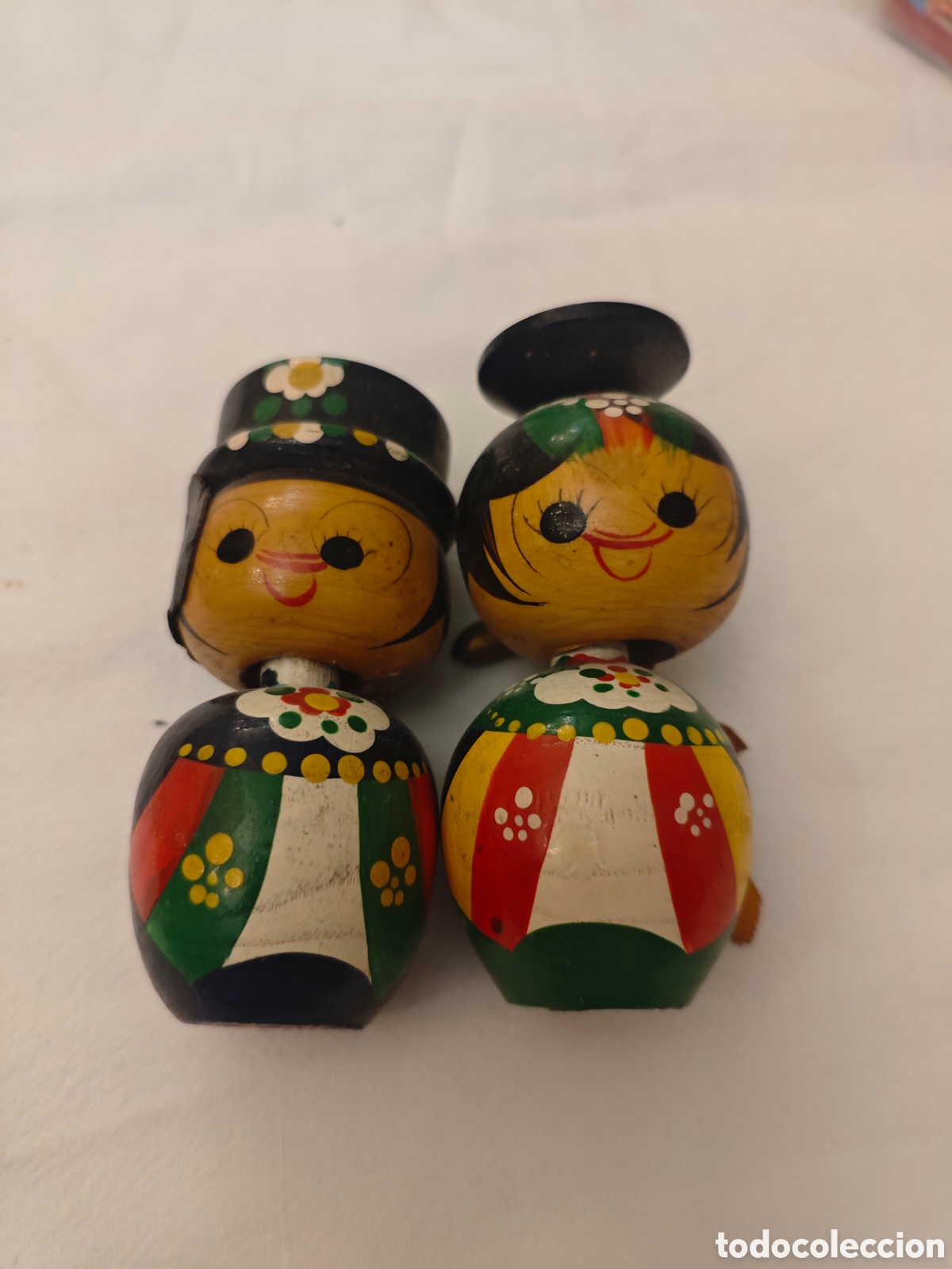 Juguetes antiguos y Juegos de colecci&oacute;n: Pareja de figuras mu&ntilde;ecas trajes tradicionales Korea kokeshi a&ntilde;os 70