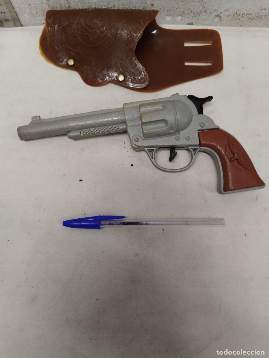 Jouets Anciens et Jeux de collection: Antigua pistola de juguete, de pl&aacute;stico tipo cowboy. No acciona, con cartuchera.