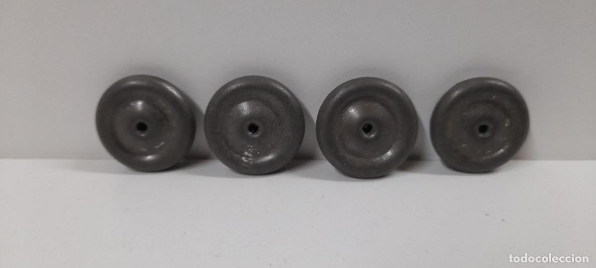 Juguetes antiguos y Juegos de colecci&oacute;n: CUATRO RUEDAS DE HOJALATA ANTIGUAS PARA REPUESTO . MEDIDA DIAMETRO 2 CM . ORIGINALES A&Ntilde;OS 30