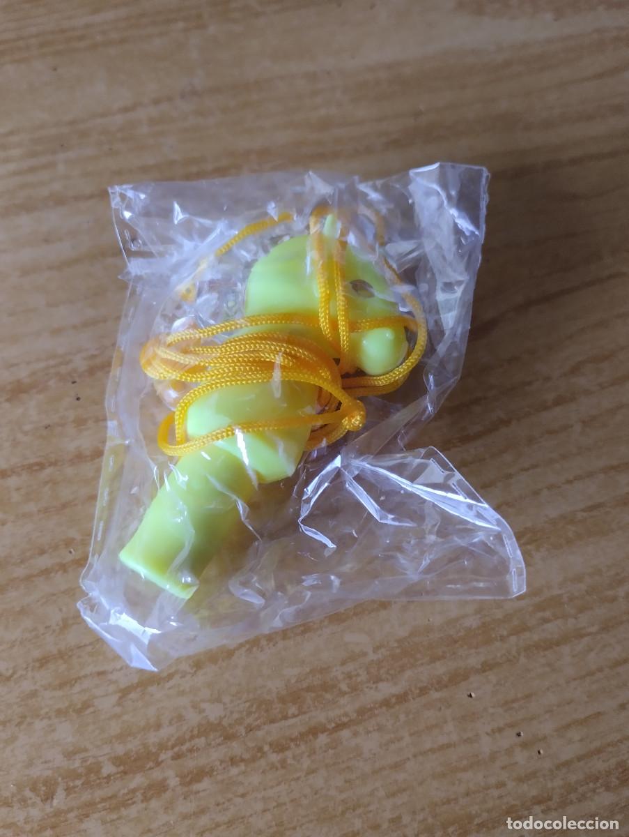 Juguetes antiguos y Juegos de colecci&oacute;n: silbato de cabeza de unicornio amarillo con colgante (sin abrir)