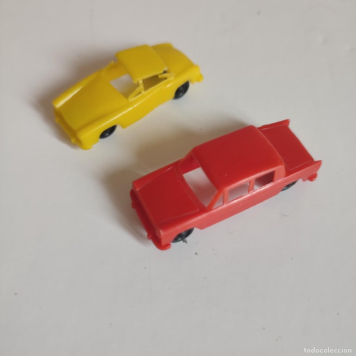 Juguetes antiguos y juegos de colecci&oacute;n: Coches de juguete vintage de pl&aacute;stico &ndash; Set de 2