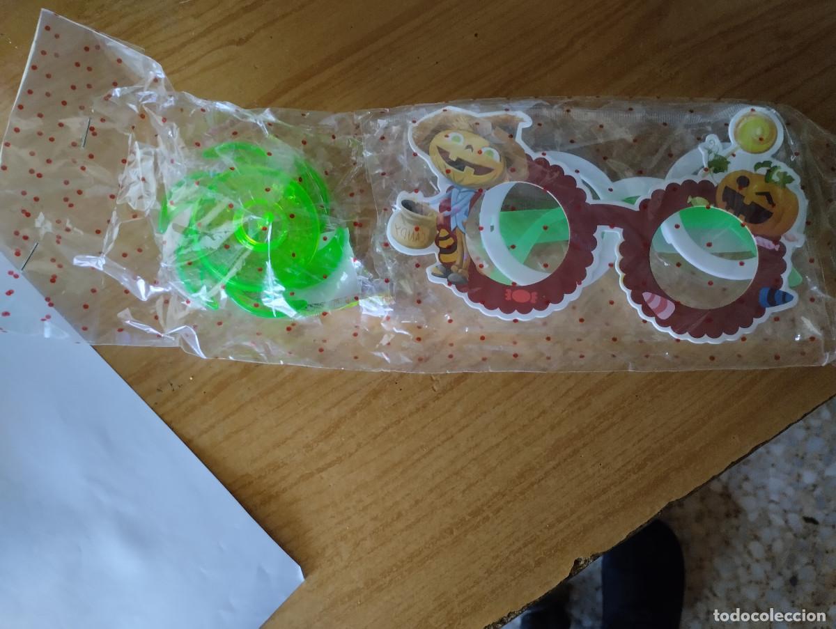 Juguetes antiguos y Juegos de colecci&oacute;n: bolsa sin abrir con dos gafas y un trompo