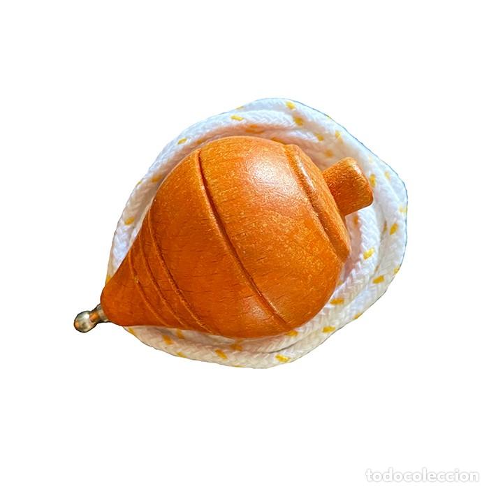 Brinquedos antigos e Jogos de cole&ccedil;&atilde;o: PEONZA DE MADERA CL&Aacute;SICA EN MEDIDA 8 CMS. ALTURA CON CUERDA BOLSA NEUTRA COLOR NARANJA