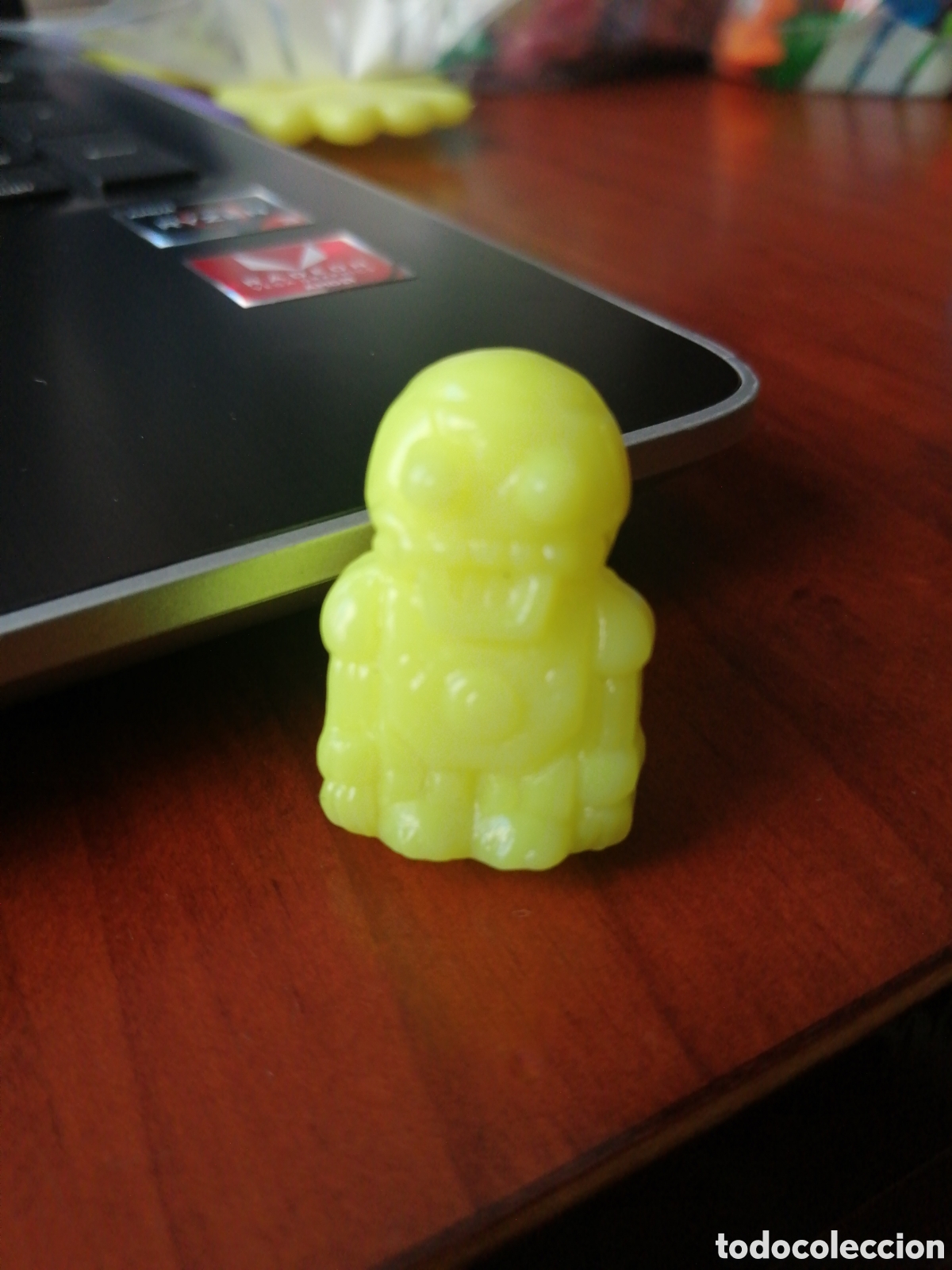 Juguetes antiguos y Juegos de colecci&oacute;n: GOGO GOGO'S MAGIC BOX PASTELITOS MU&Ntilde;ECO FIGURA PHOSKITO ROBOT MALO AMARILLO NEON